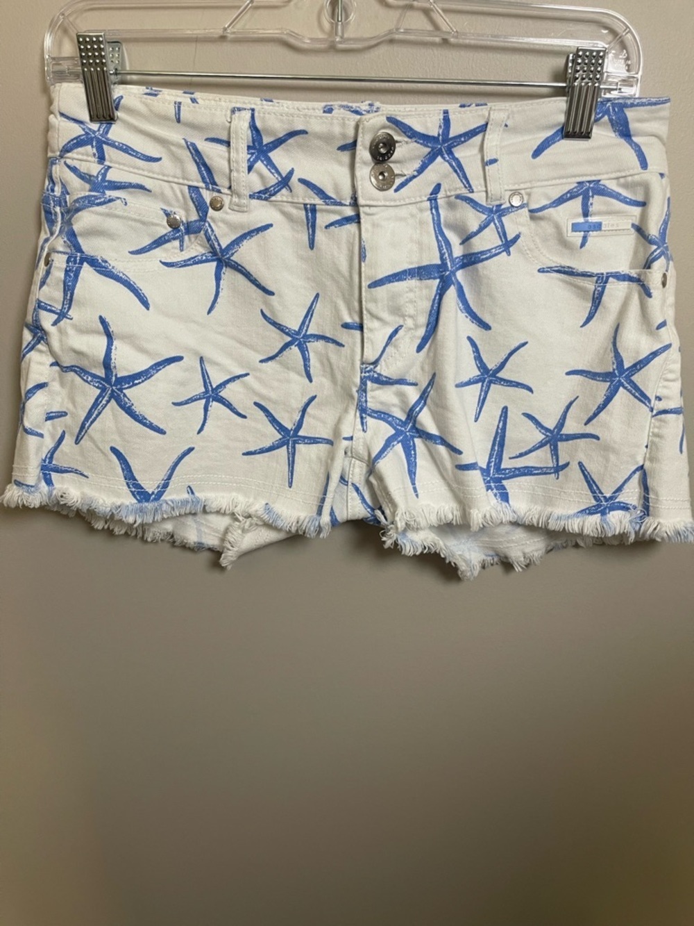 Escales White Denim Jean Shorts with Blue Starfish Print - Casual Summer Style